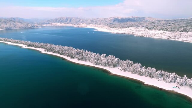 雪景色の天橋立 4Kドローン空撮 日本三景 松並木と青い海のコントラスト