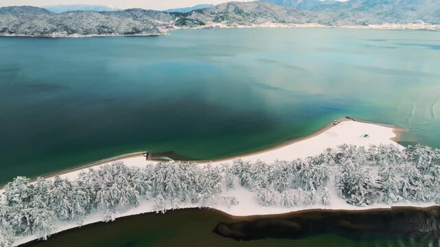 雪景色の天橋立 4Kドローン空撮 日本三景 松並木と青い海のコントラスト