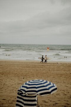 Bunte Sonnenschirme am Strand von Biarritz mit Atlantik, Sand und sommerlicher Ferienatmosph&auml;re