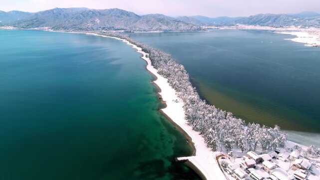 雪景色の天橋立 4Kドローン空撮 日本三景 松並木と青い海のコントラスト