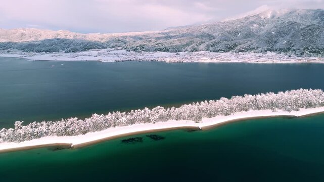 雪景色の天橋立 4Kドローン空撮 日本三景 松並木と青い海のコントラスト