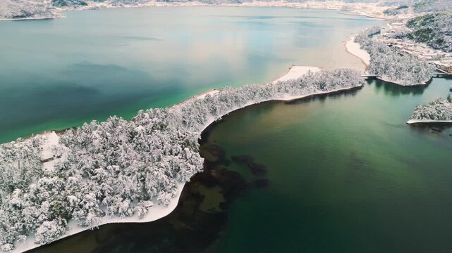 雪景色の天橋立 4Kドローン空撮 日本三景 松並木と青い海のコントラスト