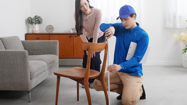 若い女性の引っ越しの見積もりをする若い業者　ライフスタイルイメージ	

