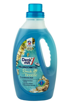 1 Flasche Vollwaschmittel Color & Care von Denk mit Hintergrund png  cut out