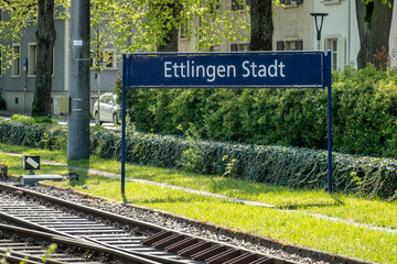 Obraz premium Haltestellenschild Ettlingen Stadt an Straßenbahngleisen in Ettlingen, Baden-Württemberg, Deutschland