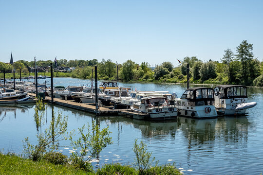 Boote im kleinen Yachthafen an der Maas, Eijsden, Limburg, Niederlande