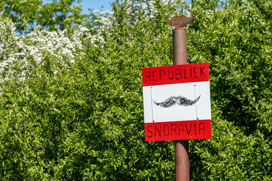 Fantasievolles Schild Republik Snoravia im gr&uuml;nen Naturraum, Eijsden, Limburg, Niederlande