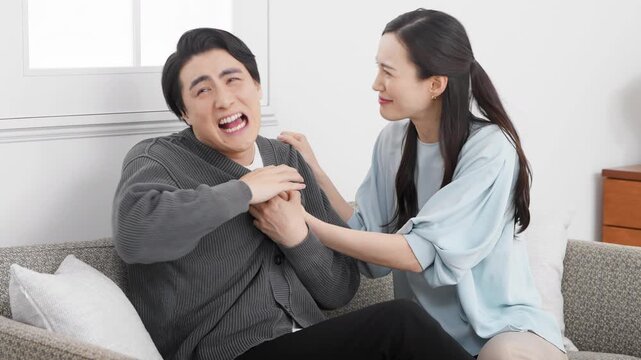 ソファーでくつろぐ若い男女　ライフスタイルイメージ