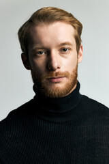 Naklejka premium Stylish young man showcasing confidence in modern fashion with a striking look