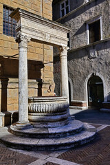 Naklejka premium Pienza, il pozzo dei cani, in Piazza Pio II, Val d'Orcia, Toscana