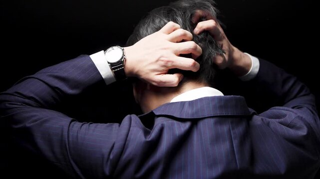ビジネススーツを着た若い男性　ビジネスイメージ	
