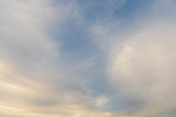 Obraz premium 5月の雲が多い夕暮れ時の空06