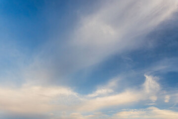 Obraz premium 5月の雲が多い夕暮れ時の空09
