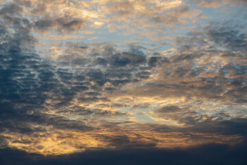 Fototapeta premium 5月の夕暮れに染まる空と雲17