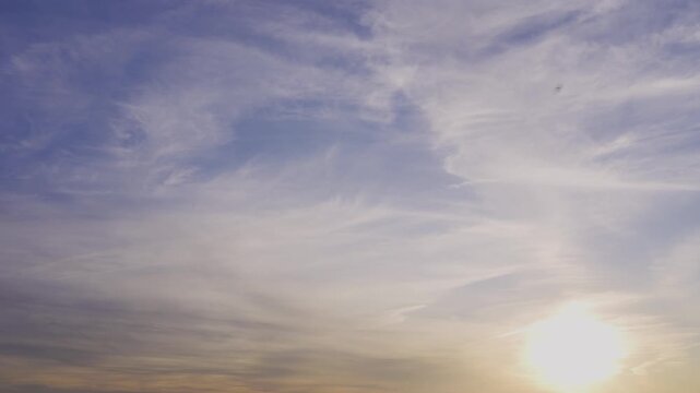 (TIME LAPSE) Suave atardecer con el sol entre las nubes.