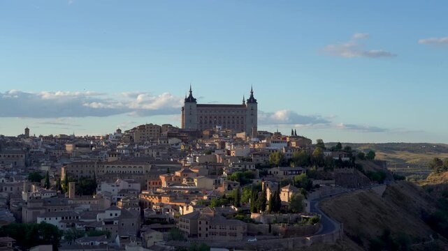 Vista panor&aacute;mica de la ciudad de Toledo al atardecer con el Alc&aacute;zar de fondo. Castilla la Mancha, Espa&ntilde;a. Mayo de 2026.