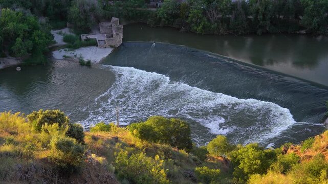 Detalle del r&iacute;o Tajo a su paso por Toledo, Castilla la Mancha, Espa&ntilde;a. Mayo de 2026.