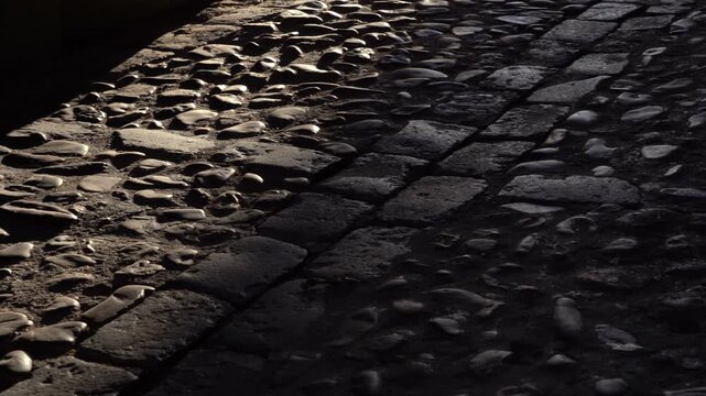 Detalle de una calle adoquinada de Toledo, Castilla la Mancha, Espa&ntilde;a. Mayo de 2026.