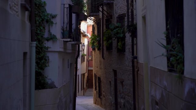 Detalle de una calle estrecha y empedrada de Toledo, Castilla la Mancha, Espa&ntilde;a. Mayo de 2026.