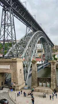 Puente Dom Lu&iacute;s I en Oporto con tranv&iacute;a y coches sobre el r&iacute;o Duero
