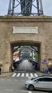 Puente Dom Lu&iacute;s I en Oporto con tranv&iacute;a y coches sobre el r&iacute;o Duero