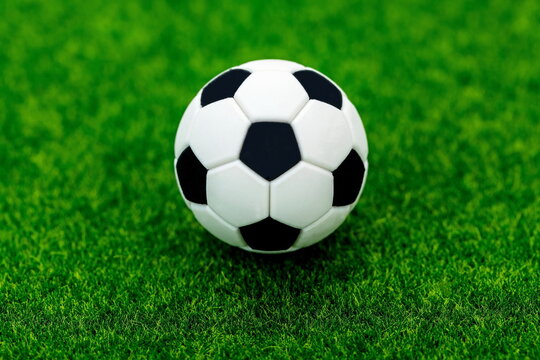 Pallone da calcio su campo erboso 