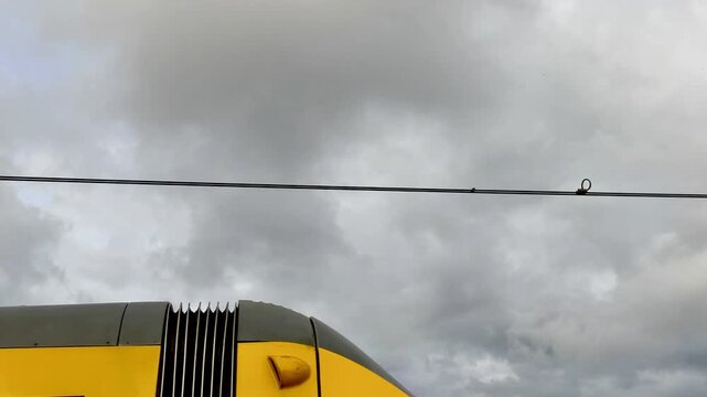 Pant&oacute;grafo o p&eacute;rtiga de tranvia en via urbana