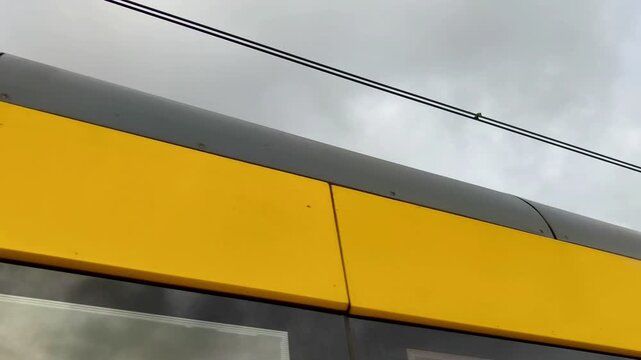 Tranv&iacute;a circulando en ciudad de Oporto