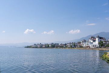 Fototapeta premium Erhai lake shoreline with traditional chinese architecture, mountains