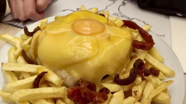 Francesi&ntilde;as tipicas comida en Oporto, Sandwich t&iacute;pico portugues