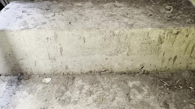 Tangga Beton Kotor dengan Noda Lumut dan Lumpur