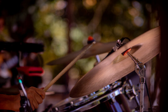 baterista tocando raid 1