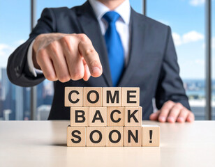 Naklejka premium come back soon! - Geschäftsmann zeigt auf den Text 