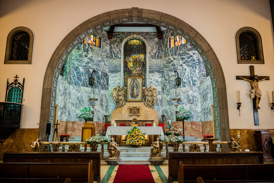 Altar de iglesia cat&oacute;lica