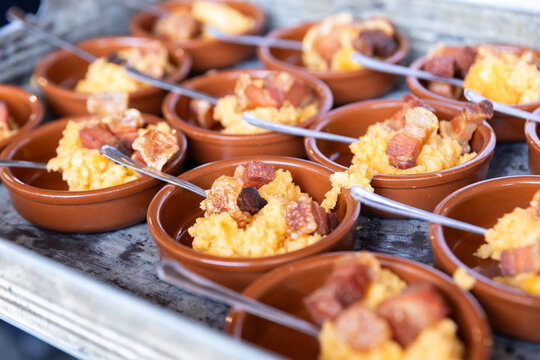 alimento, comida, carne, almuerzo, cena, restaurante, delicioso, cocina, fresco, torreznos, panceta, tocino, cocci&oacute;n, cerdo, patatas, salubre, apetitoso, blanco