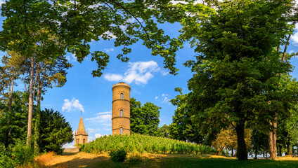 Montmerle-sur-Saone - Tour des Minimes & vignes © JM Saillard