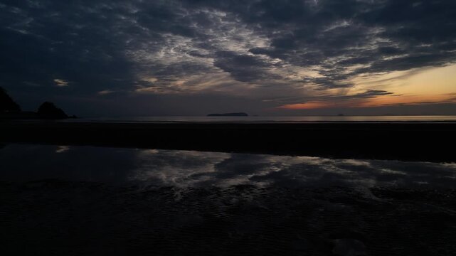 父母ヶ浜の夕暮れリフレクション ドローン空撮 香川・三豊市の絶景Drone aerial view of a stunning sunset reflection at Chichibugahama Beach in Mitoyo, Kagawa, Japan. The calm tidal flats create a mirror-like surface reflecting the col