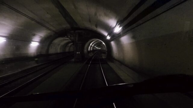 U-Bahn Fahrt vom gro&szlig;en Tunnel in einspurige R&ouml;hre mit Streckenverbindung