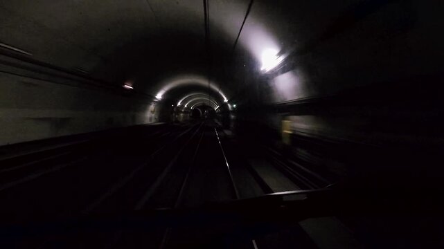POV U-Bahn durch Tunnel mit Weiche und Aufteilung in separate R&ouml;hren