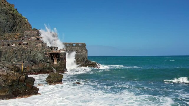 Gro&szlig;e Wellen des Atlantiks brechen sich am Castillo del Mar am Strand von Valleheromoso auf La Gomera