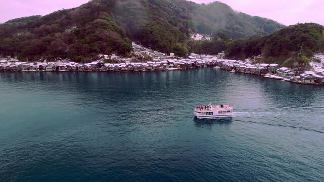 雪景色の伊根の舟屋 4Kドローン空撮 伝統的建造物群保存地区と伊根湾 冬の絶景