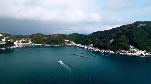 雪景色の伊根の舟屋 4Kドローン空撮 伝統的建造物群保存地区と伊根湾 冬の絶景