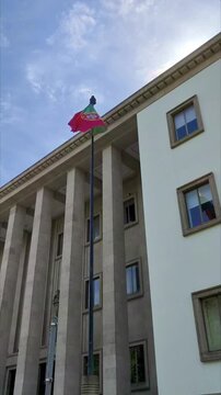 Bandera de Portugal ondeando en el Palacio de Justicia de Oporto