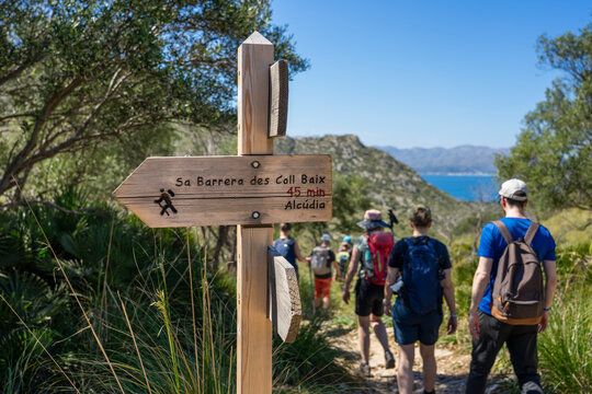 Alcudia, Mallorca, Spanien: Wanderung zum Gipfel Talaia d'Alc&uacute;dia im Norden der Insel - Wandergruppe kommt am Wegweiser vorbei