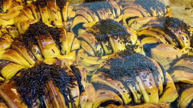 Croissant de chocolate puesta en vitrina para venta al p&uacute;blico