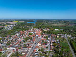 Fototapeta premium Luftaufnahme von Wusterhausen an der Dosse in Brandenburg mit Seenschaft und Altstadt