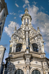 Obraz premium The Chateau de Chambord, in the Centre-Val de Loire region, is one of the most recognizable châteaus in the world due to its French Renaissance architecture.