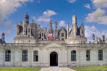 Fototapeta premium The Chateau de Chambord, in the Centre-Val de Loire region, is one of the most recognizable châteaus in the world due to its French Renaissance architecture.