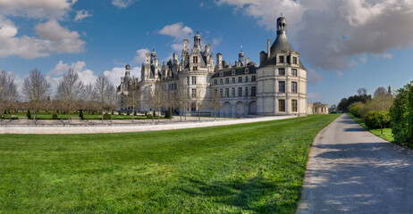 Obraz premium The Chateau de Chambord, in the Centre-Val de Loire region, is one of the most recognizable châteaus in the world due to its French Renaissance architecture.