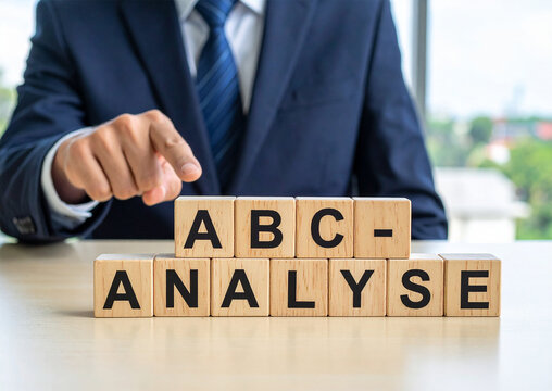 ABC-Analyse - Geschäftsmann zeigt auf den Text "ABC-Analyse"